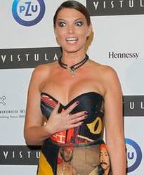 Ilona Felicjańska: Katuje swój biust ciasną sukienką!