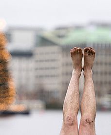 Zakopał się w ziemi. Udawał drzewo