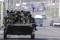 Pojazdy z rosyjskimi flagami na Ukrainie