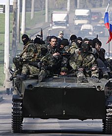 Pojazdy z rosyjskimi flagami na Ukrainie