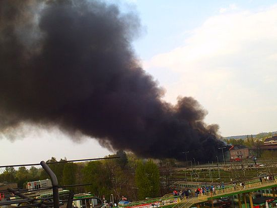 Czarny dym nad miastem - płonie magazyn kolei