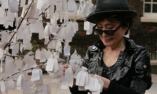 Pamiątka po Yoko Ono główną atrakcją wystawy