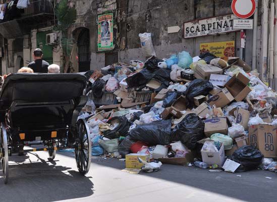 Śmieciarze w Palermo otrzymali policyjną eskortę