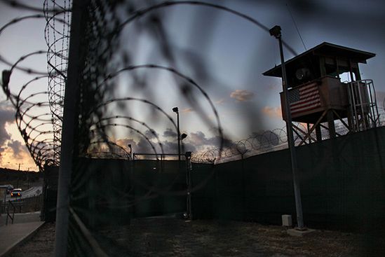B. więźniowie pomogą 500 ofiarom Guantanamo