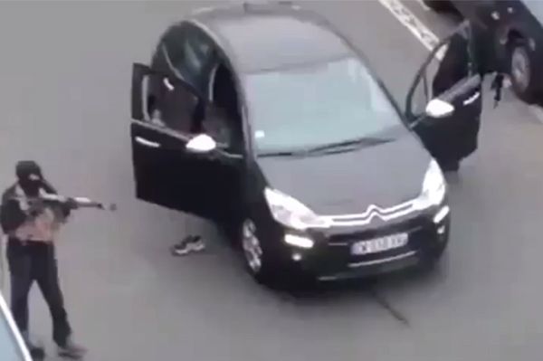 Zamachowcy z Paryża dokonali egzekucji policjanta