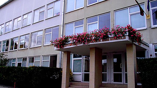 Gimnazjum im. Adama Mickiewicza w Wilnie - tu też uczą języka litewskiego