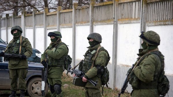 Mężczyźni w mundurach wojskowych wokół bazy wojskowej na przedmieściach Symferopola