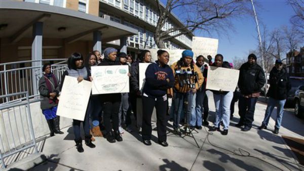 Protestanci pod jedną ze szkół w Chicago