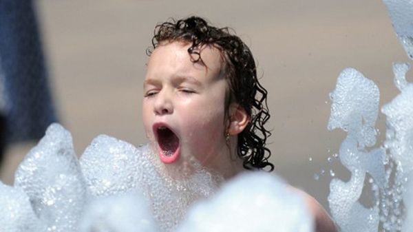 Dziewczynka próbuje się ochłodzić w fontannie na pl. Wolności w Budapeszcie