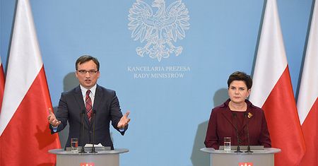 Komisja weryfikacyjna ws. reprywatyzacji w Warszawie. Beata Szydło i Zbigniew Ziobro przedstawili projekt ustawy