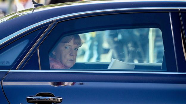 Angela Merkel aktywnie wspiera swoją partię CDU (na zdj. 15 sierpnia jedzie na zebranie partii)
