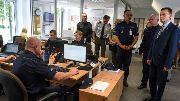 Minister spraw wewnętrznych i administracji Mariusz Błaszczak i komendant główny policji nadinspektor Jarosław Szymczyk w Centrum Szkolenia Policji w Legionowie