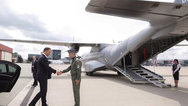 Prezydent udał się na uroczystości inauguracji budowy bazy w Redzikowie (na zdj. z szefem BBN, ministrem Pawłem Solochem)