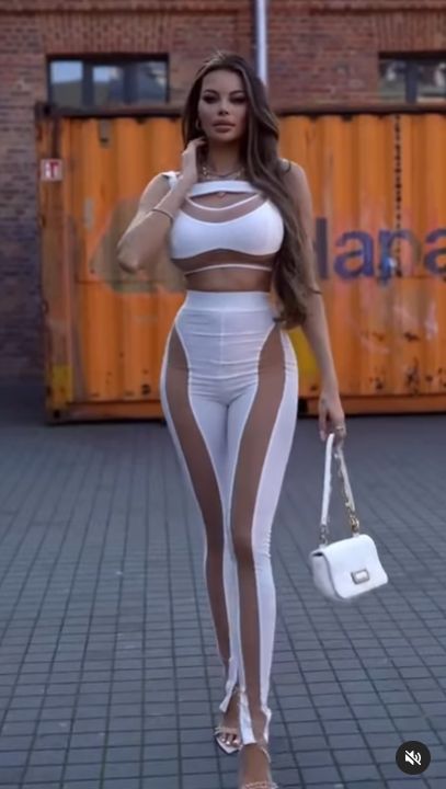 Justyna Gradek w komplecie z wycięciami