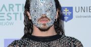 Michał Szpak zwiedza Afrykę w ekscentrycznym stroju. Miejscowi mogli przecierać oczy ze zdumienia