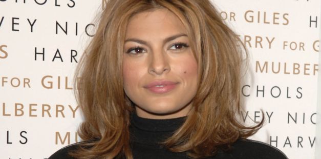 Eva Mendes nago wśród natury
