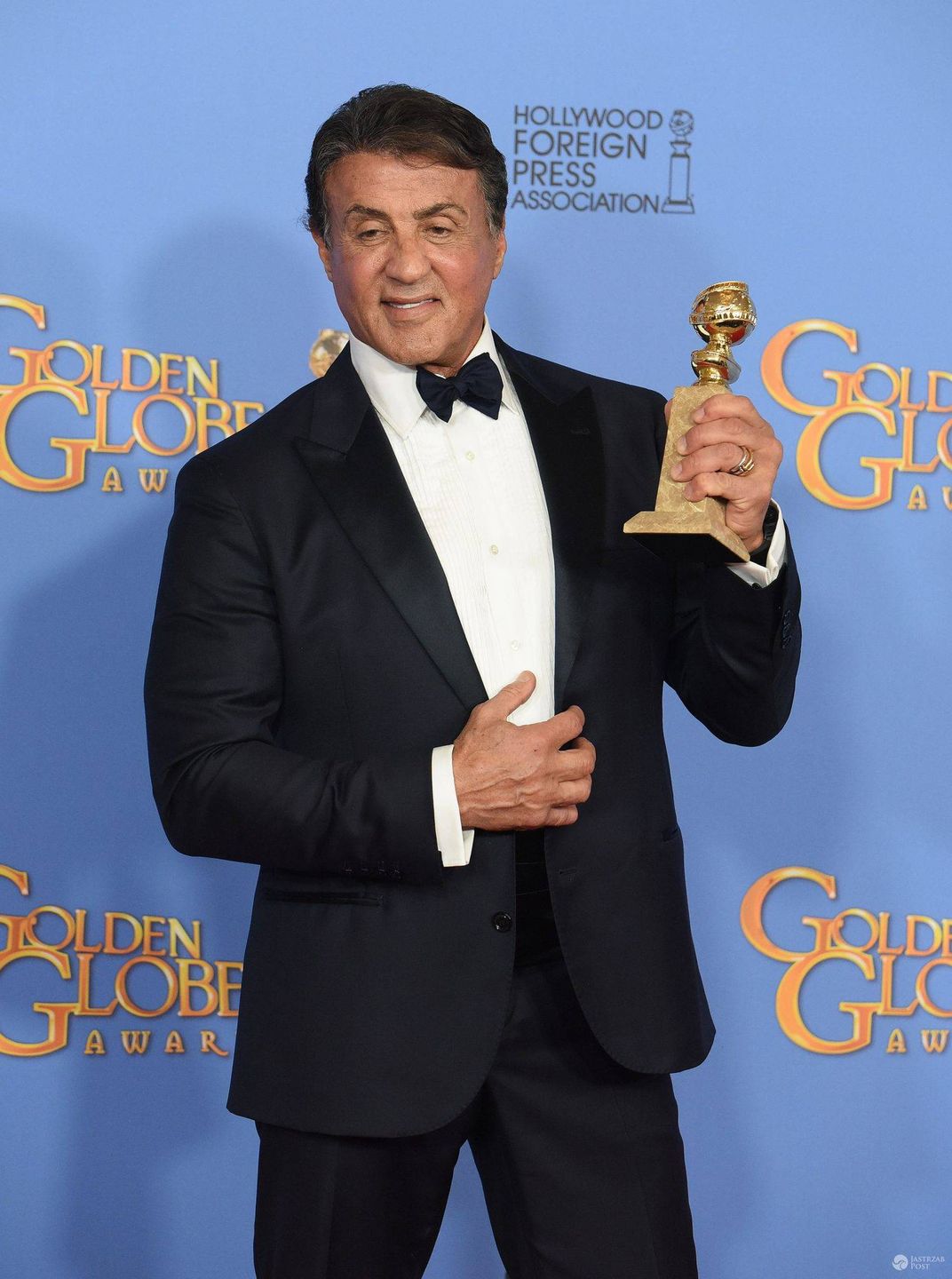 Sylvester Stallone ze Złotym Globem 2016 (fot. ONS)