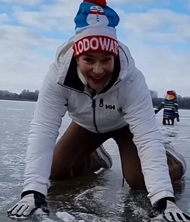 Anna Dereszowska weszła na zamarznięte jezioro