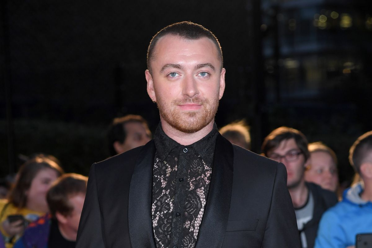 Sam Smith obsypany brokatem. Cały na różowo