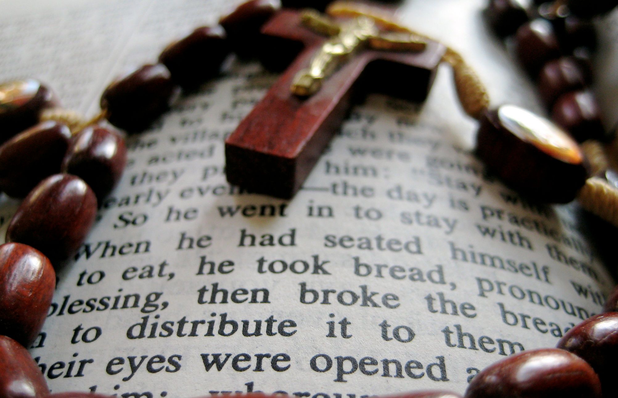 Różaniec i Biblia 