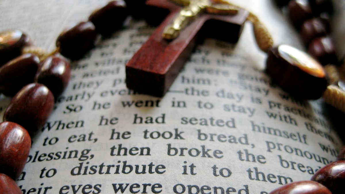 Różaniec i Biblia