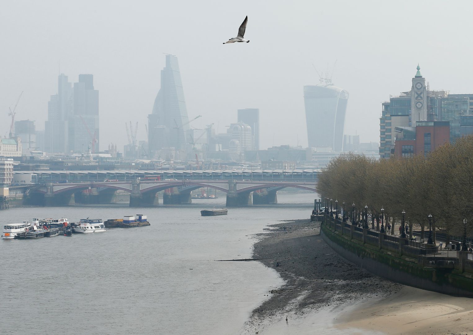 Potężny smog nad Londynem. Mieszkańcy muszą zostać w domach