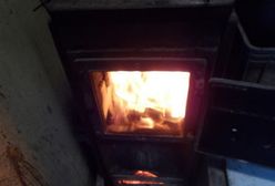 Warszawa. Ogrzewał warsztat palonymi w piecu oponami