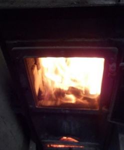 Warszawa. Ogrzewał warsztat palonymi w piecu oponami