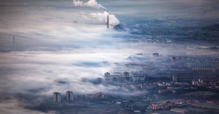 Od rana nad Polską unosi się smog