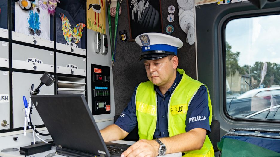 20 listopada odbywa się ogólnopolska akcja "Smog". Policjanci skontrolują pojazdy, które emitują nadmiar toksycznych spalin. Na zdjęciu akcja "Smog" w sierpniu 2018 roku w Szczecinie.