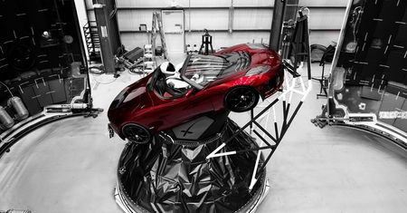 Wystrzelona w kosmos Tesla będzie widoczna z Ziemi