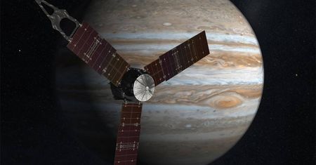 NASA: Sonda Juno zbliżyła się do Jowisza. Takie zdjęcia widzimy pierwszy raz
