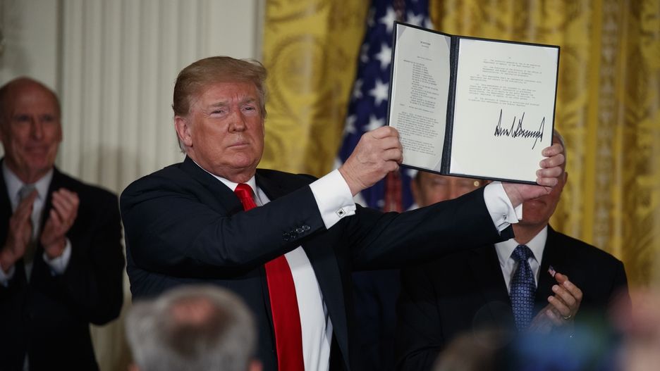 Prezydent Trump trzyma podpisaną dyrektywę o polityce kosmicznej USA.