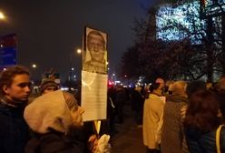 Szli w milczeniu dla Piotra Szczęsnego. Przeciwnicy: "Sami się spalcie!"