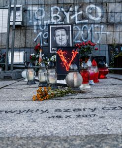 Znicze ku pamięci Piotra Szczęsnego. Rocznica samospalenia