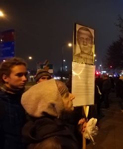 Szli w milczeniu dla Piotra Szczęsnego. Przeciwnicy: "Sami się spalcie!"