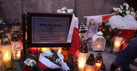 Podpalił się na pl. Defilad w Warszawie. Prokuratura: Bez udziału osób trzecich