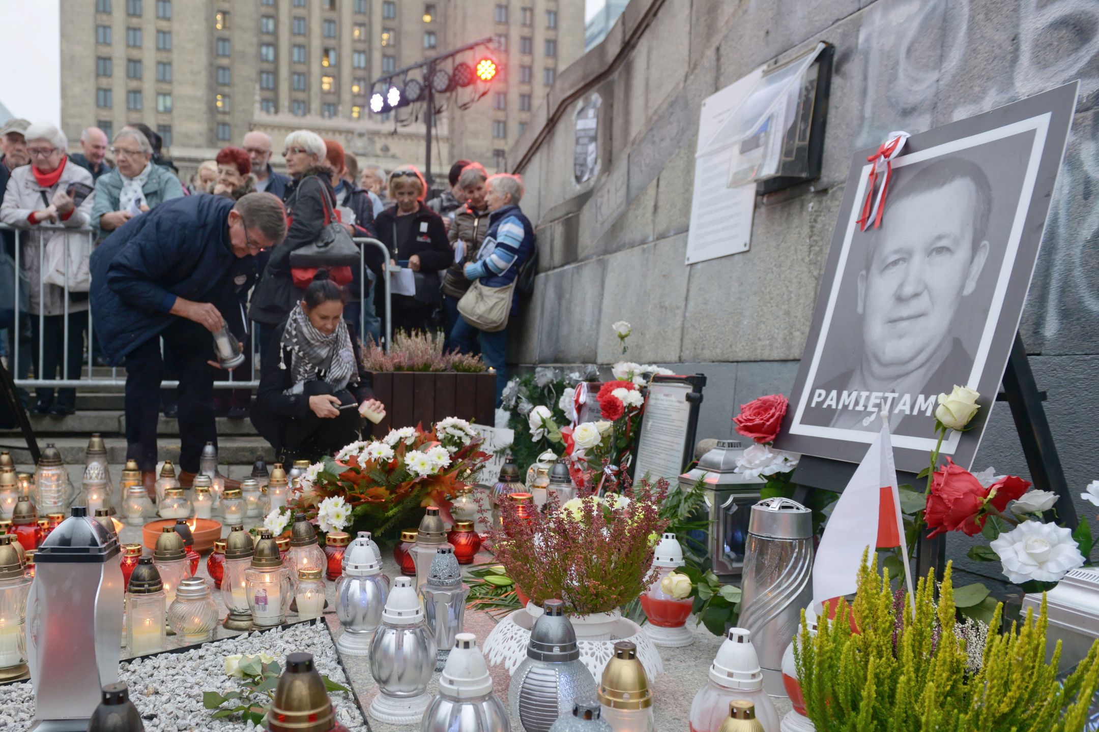 Spotkanie na Placu Defilad w Warszawie w październiku 2018 r. w rocznicę śmierci Piotra Szczęsnego 