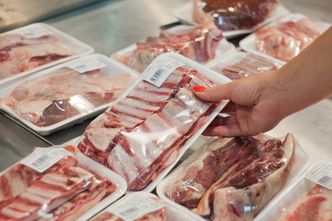 Chemicznie odświeżane ryby, mięso z nielegalnego uboju. Zatrważający raport z Włoch