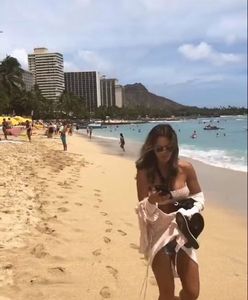 Seksowna Marina pręży się w bikini na Hawajach