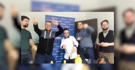Alkoholowa libacja działaczy Nowoczesnej. Na stole wódka, w tle wulgarna muzyka Liroya
