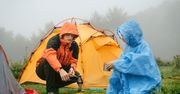 Jak przetrwać ulewę na biwaku. Krótki poradnik