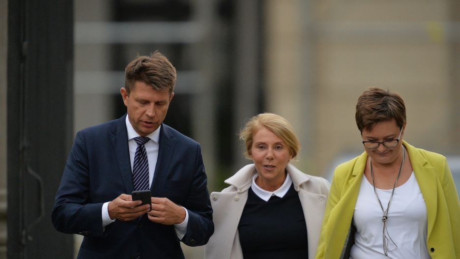 Lider Nowoczesnej Ryszard Petru, przewodnicząca klubu Katarzyna Lubnauer i posłanka Barbara Dolniak wychodzą ze spotkania z prezydentem Andrzejem Dudą