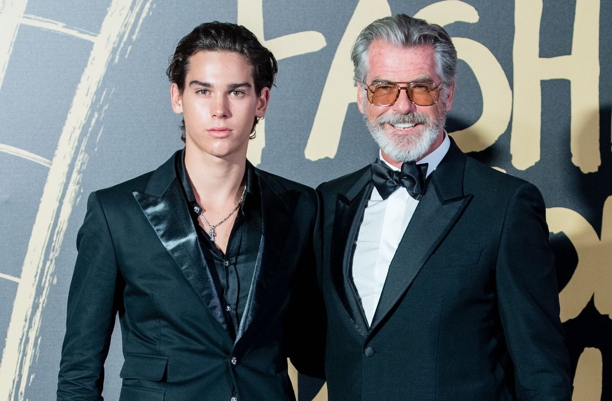 Pierce Brosnan pozuje z synem na London Fashion Week. Paris Brosnan to prawdziwy przystojniak