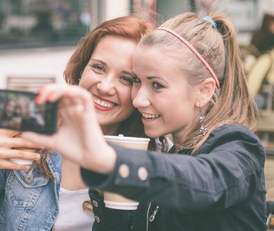 "Nadgarstek selfie". Lekarze przestrzegają przed robieniem sobie zbyt wielu zdjęć