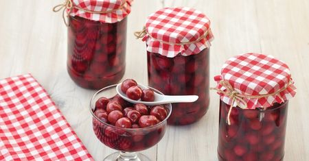 Moja babcia przygotowywała taki kompot każdego lata. Niemal od razu gasił pragnienie