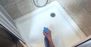 Domowy spray na kamień i pleśń odmieni Twoją łazienkę w mgnieniu oka