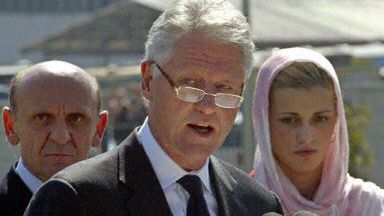 Bill Clinton podczas otwarcia symbolicznego cmentarza w Srebrnicy