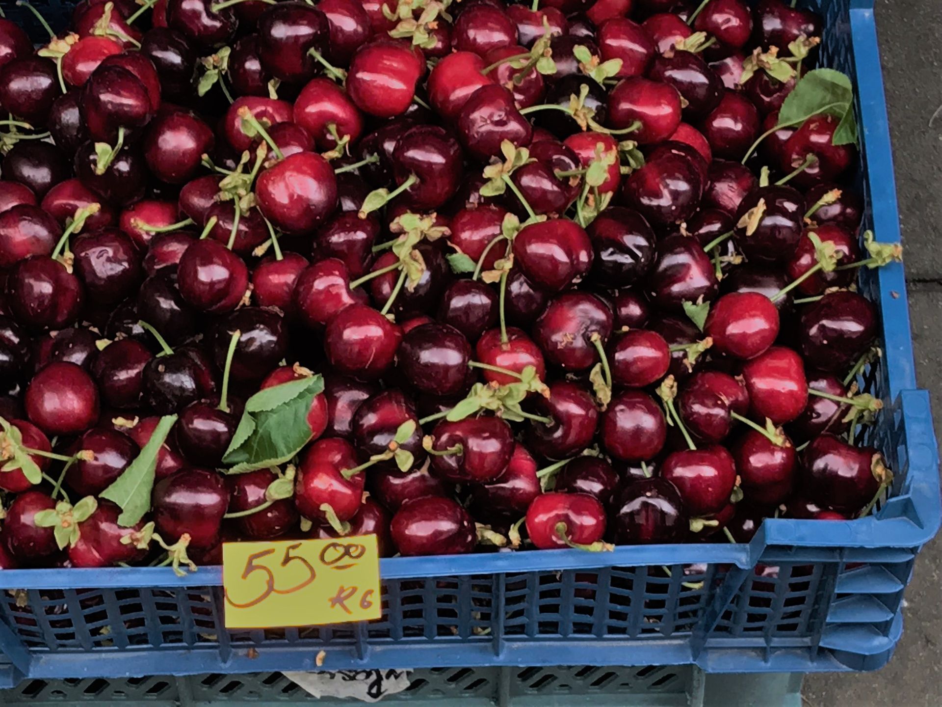 Na bazarach czereśnie kosztują ok. 55 zł za kilogram.