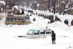 Lawiny zabiły ponad 225 osób